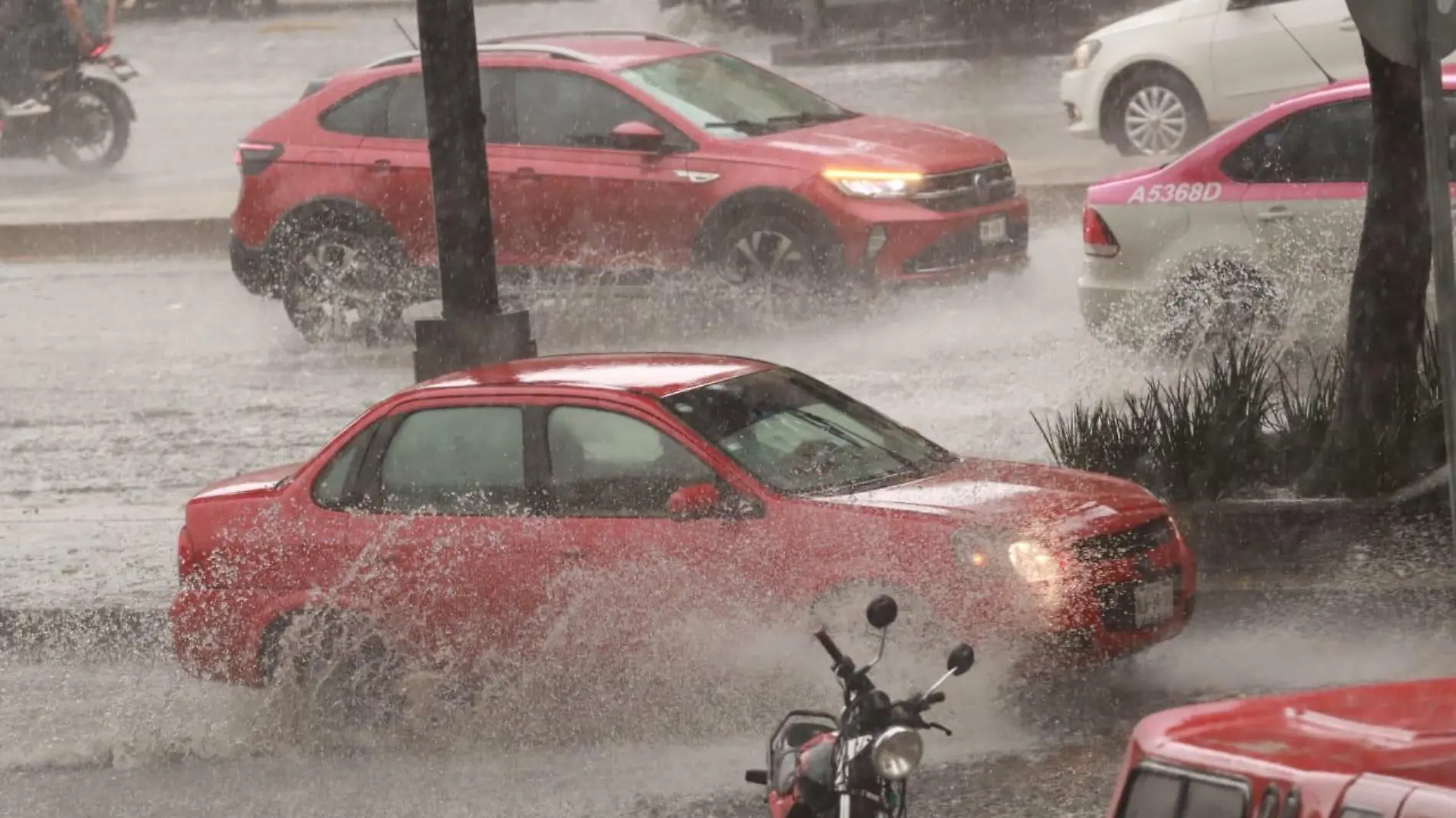 Afecta lluvia generalizada a CDMX; Hay retrasos en el Metro y diversos encharcamientos